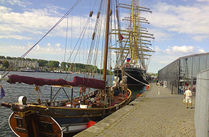 An der Kaikante Travemünde mit Viermastbark Krusenstern und in Kopenhagen/Nyhavn