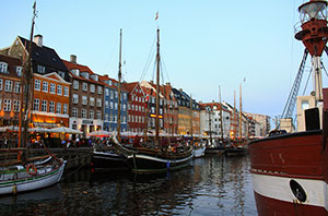 An der Kaikante Travemünde mit Viermastbark Krusenstern und in Kopenhagen/Nyhavn